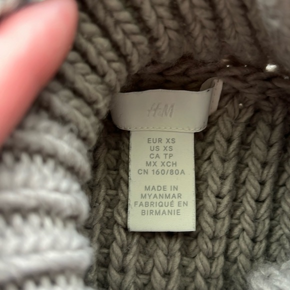 H&M Gray Chunky Knit Sweater Size XS - Picture 2 of 6